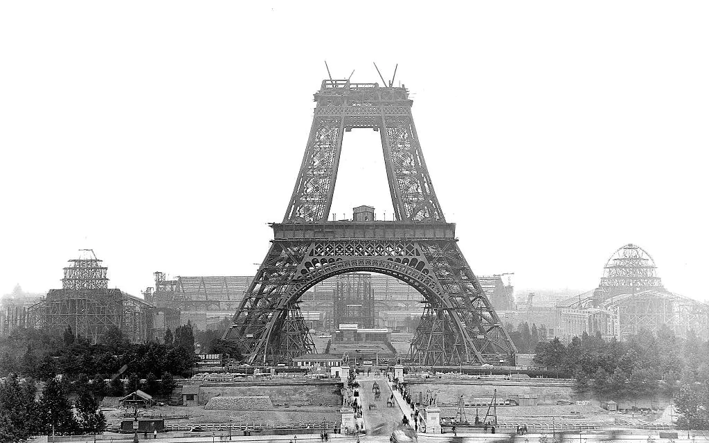 The labor force involved in building the Eiffel Tower